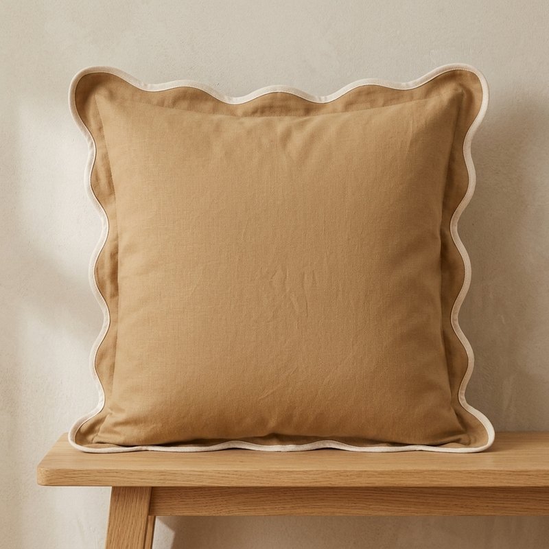 Coussin Alice uni taupe avec bord festonné beige