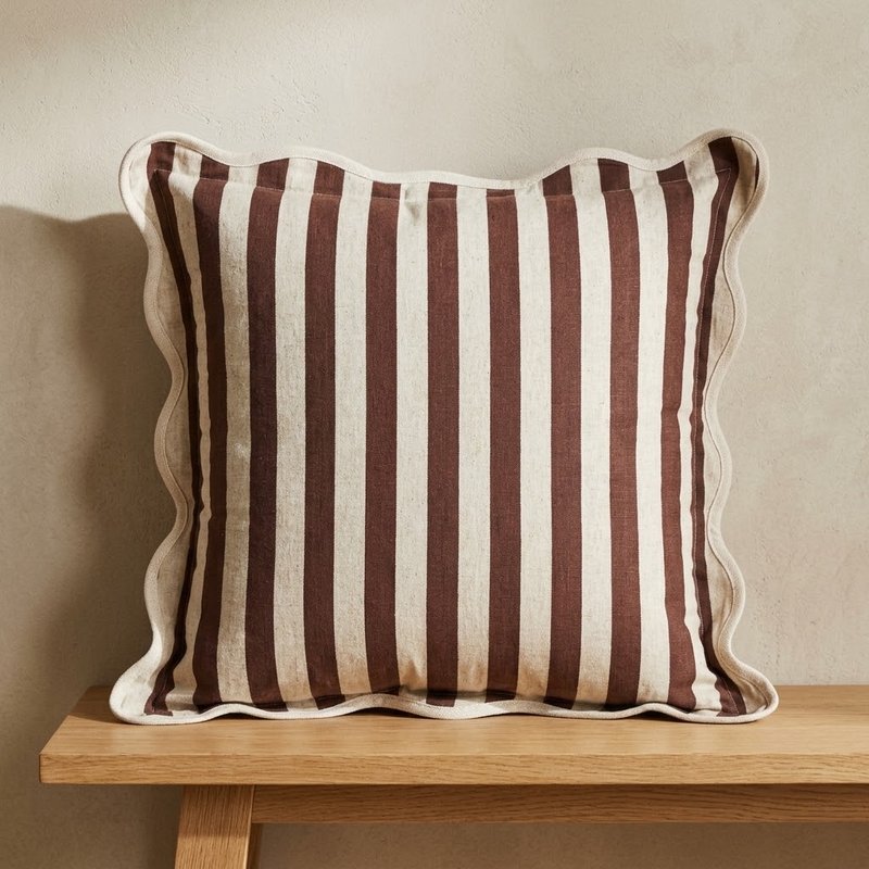 Coussin Evan à rayures brun cacao avec bord festonné